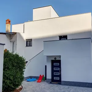 Miema With Jacuzzi Apartman